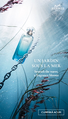 Parfum Hermès Un Jardin Sous la Mer, flacon albastru într-un decor subacvatic