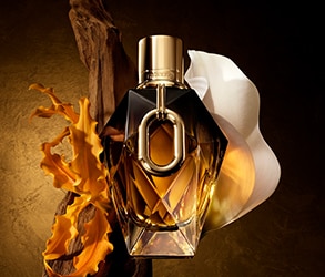 Parfum luxos într-o sticlă elegantă cu accente aurii, înconjurat de flori albe – ideal pentru promovarea unui produs rafinat și exclusivist