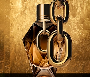 Parfum luxos în sticlă cu design geometric și accente aurii, pe fundal texturat – ideal pentru promovarea produselor premium.