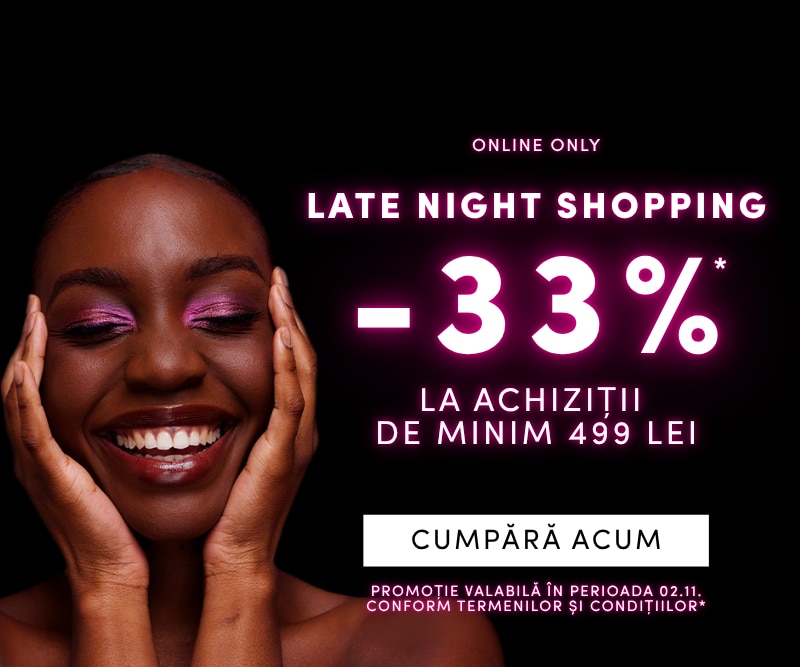 Promoție Late Night Shopping: 33% reducere online la cumpărături de minim 499 lei, valabilă pe 2 noiembrie. Imagine cu persoană zâmbitoare pe fundal promoțional