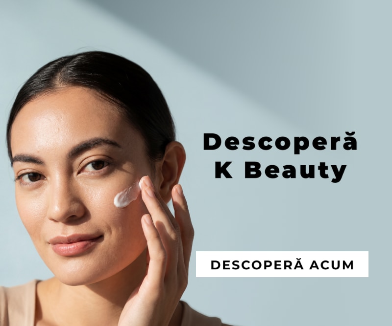 Persoană aplicând cremă de față K‑Beauty – îngrijire coreeană a pielii