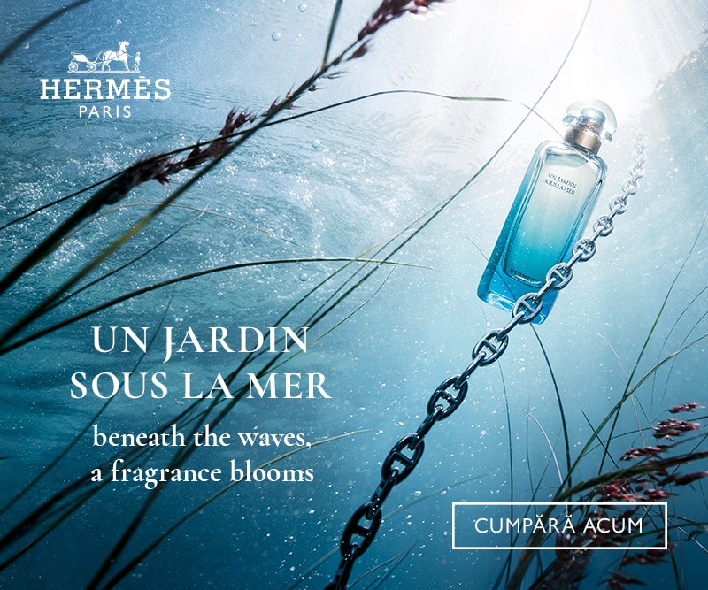 Parfum Hermès Un Jardin Sous la Mer, flacon albastru în decor subacvatic