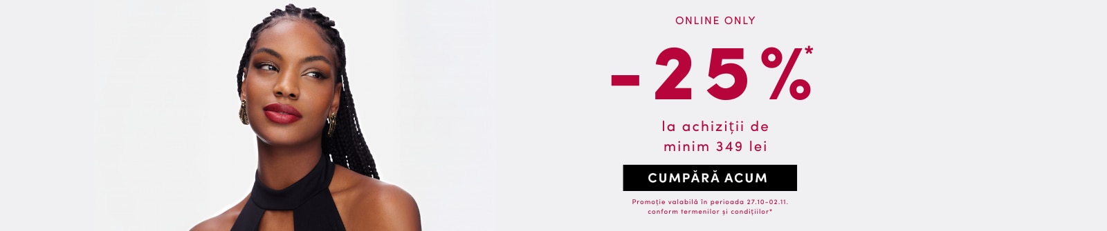 Promoție online: 25% reducere la cumpărături de minim 349 lei, valabilă 27.10–02.11. Imagine cu femeie purtând cercei aurii și ruj roșu