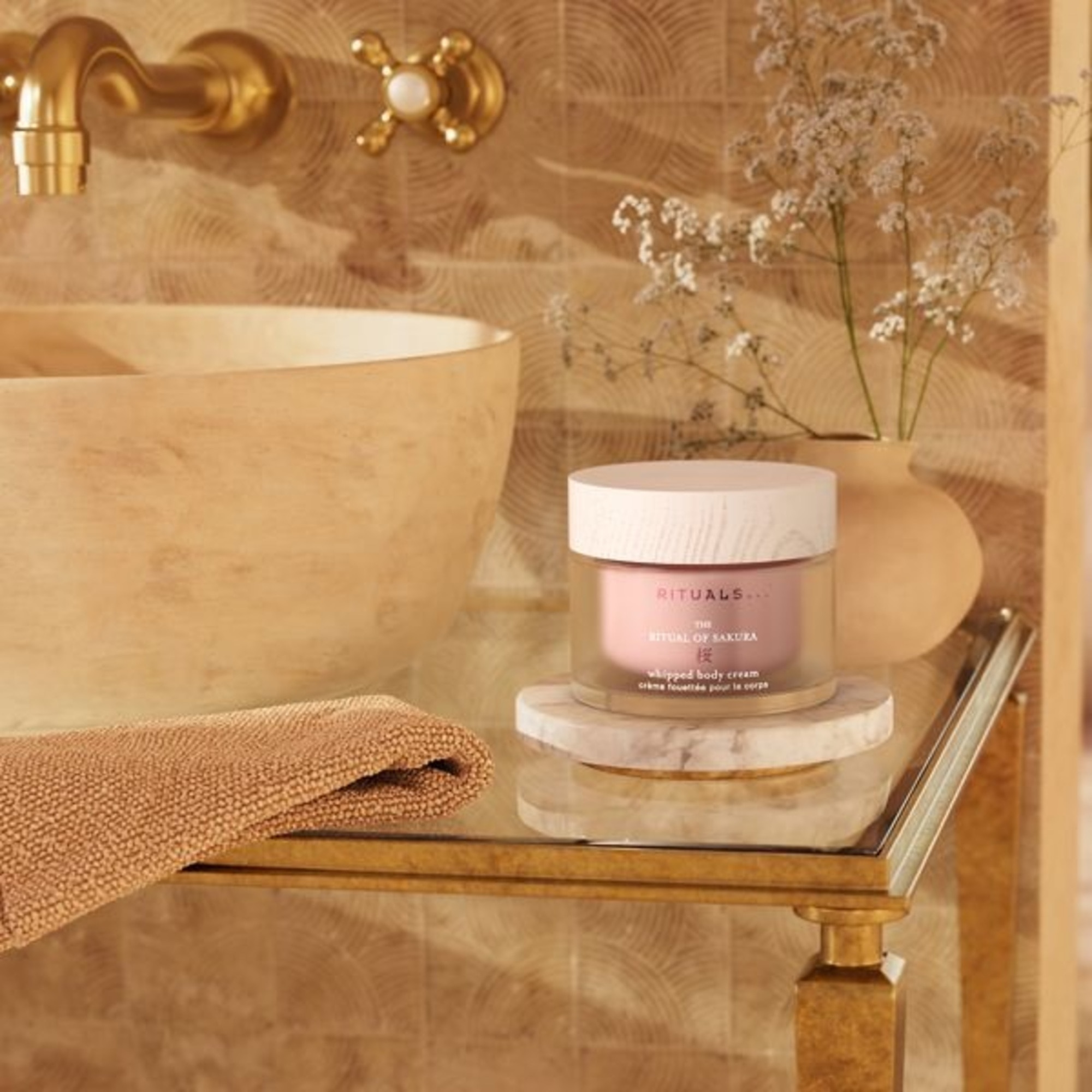 Crema de corp aerata The Ritual of Sakura
