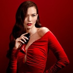 80 ML Carolina Herrera GOOD GIRL Very Good Girl Elixir Apa de Parfum 5 of 6 Very Good Girl Elixir Apa de Parfum