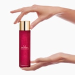 150 ML Carolina Herrera LA BOMBA La Bomba Ulei de corp strălucitor  2 of 5 La Bomba Ulei de corp strălucitor