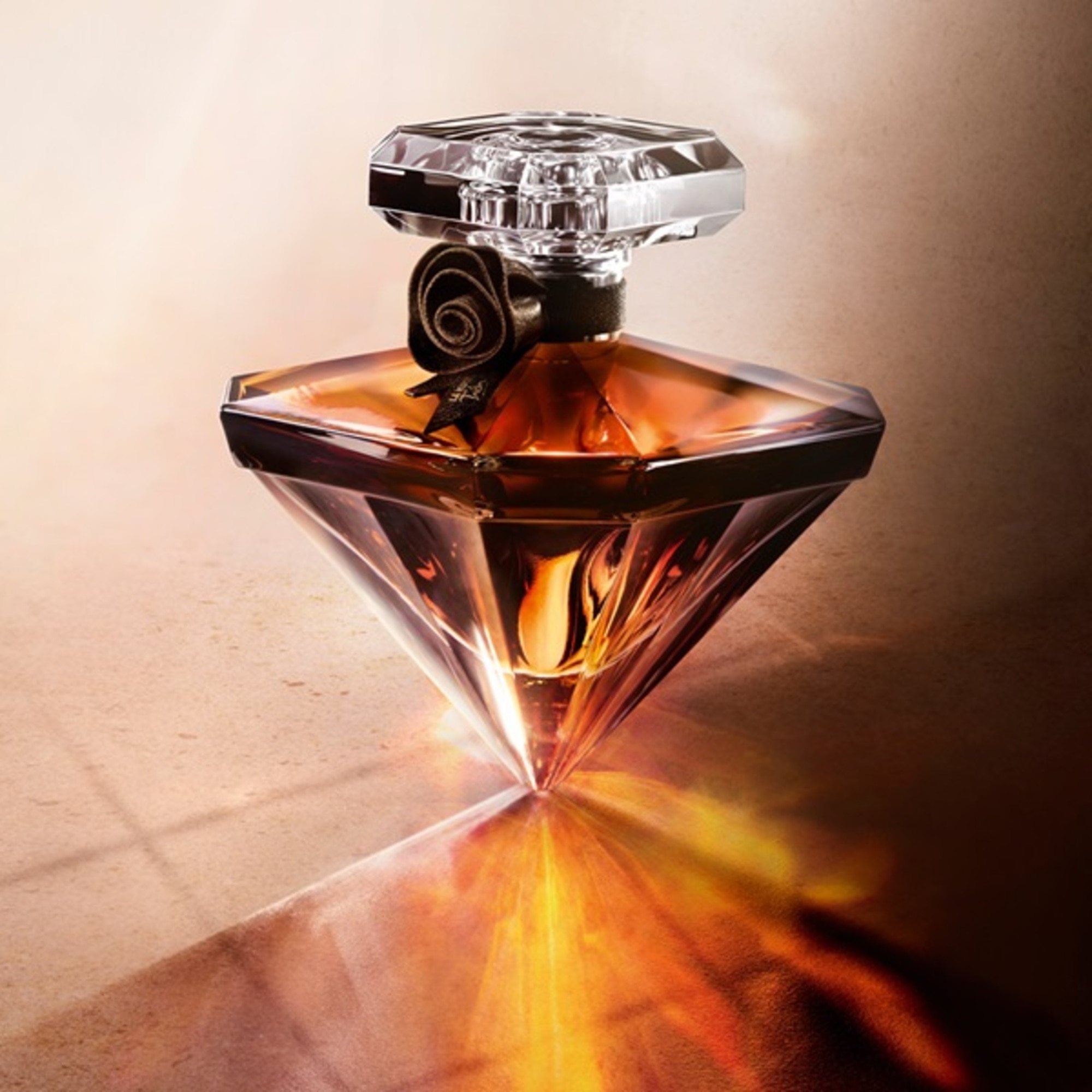 La Nuit Tresor Vanile Noire Apa de Parfum