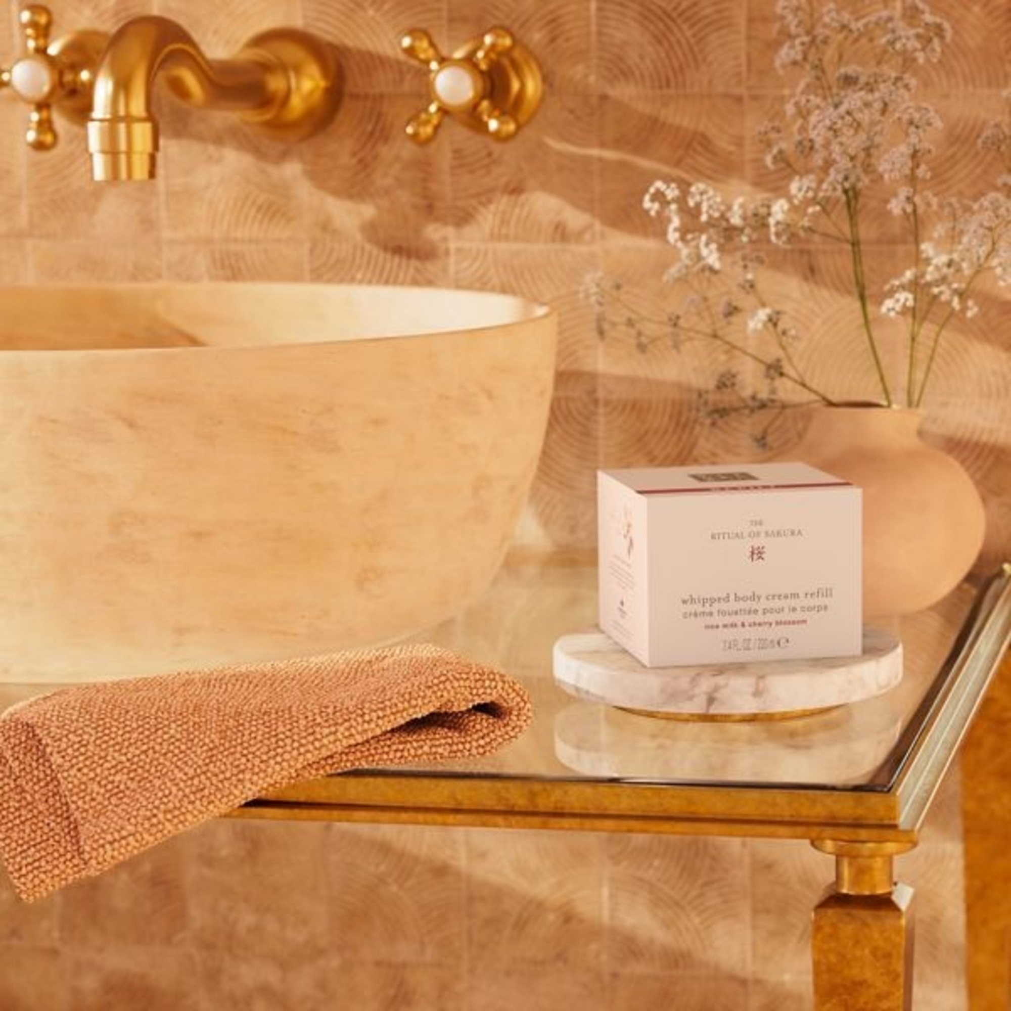 Rezerva pentru crema de corp aerata The Ritual of Sakura